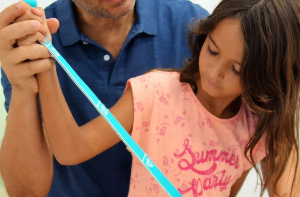 Fisioterapeuta de Prosana guiando un ejercicio de estiramiento con banda elástica a una paciente